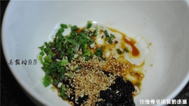 秋天|馄饨汤这么调，简单好味道，几种调料，开水一冲，比骨头汤还鲜