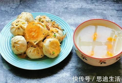 老两口的幸福早餐,样数不多,吃得舒服,网友提问:这要起多早