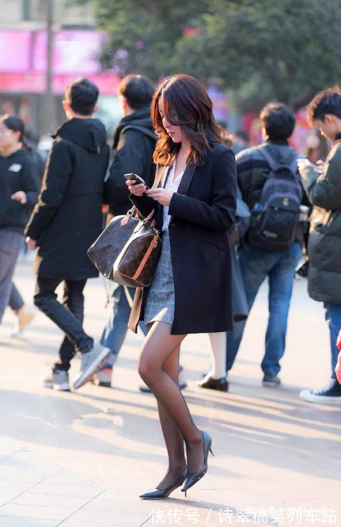 半裙 美女脚上搭配上一双优雅的高跟凉鞋,给人一种十分浪漫的气息