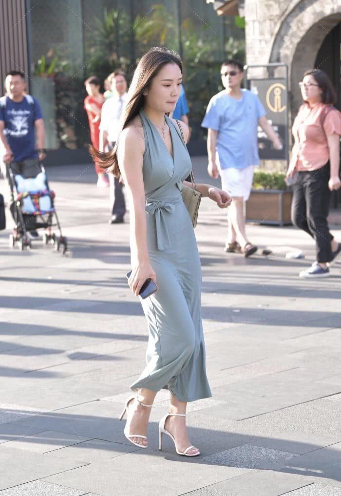 洋气又时尚的裹身裙穿搭,在腰间“打个结”,显腿长还有修身的效果