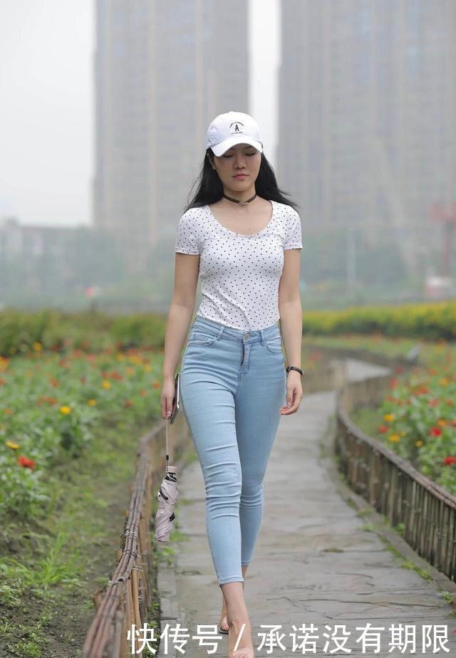 入秋穿搭还是紧身牛仔裤,搭高跟鞋提升气质,简单大方又不失优雅