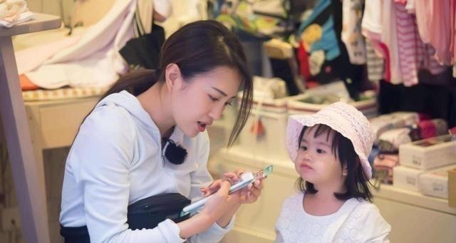 平板电脑|5岁男孩沉迷玩手机,黑眼珠逐渐“消失”,医生这孩子废了