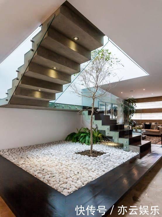 头一次见到户型不带院子,偏偏要在室内建庭院,没想到还这么漂亮
