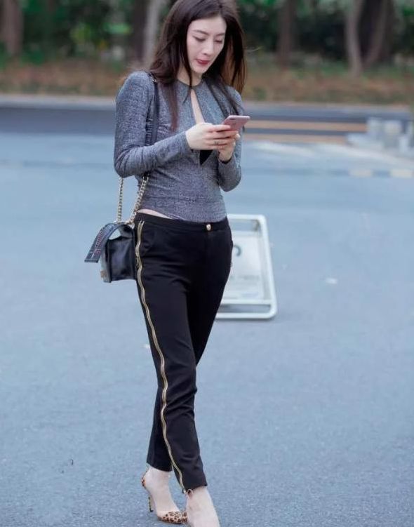 婀娜多姿|长发飘飘穿着时尚的小姐姐,身材微胖婀娜多姿,笑容甜美可爱