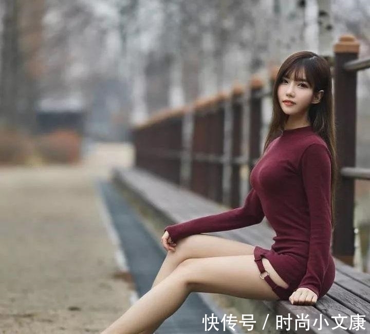 知性|入秋一身成熟知性的酒红色连衣裙搭配，简单优雅，轻松穿出高级感