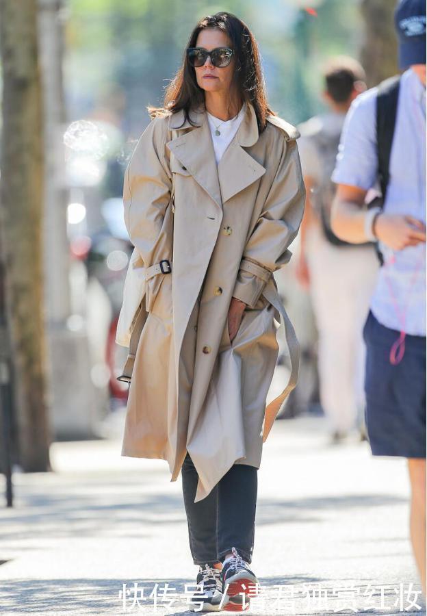 今秋“卡其色+风衣”被穿火了,经典时髦还高级,太适合中年女性