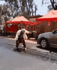 |搞笑GIF趣图:一个运货的架子,楞让这几个小伙玩出了乐趣