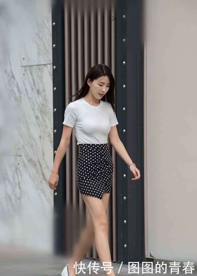 青春|街拍:温婉甜美的清凉美女,凹凸曼妙,俏皮活泼看起来青春个性!