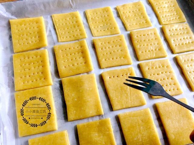 玉米面别再煮粥了,这么做比锅巴脆,比蛋糕香,减肥期吃正合适