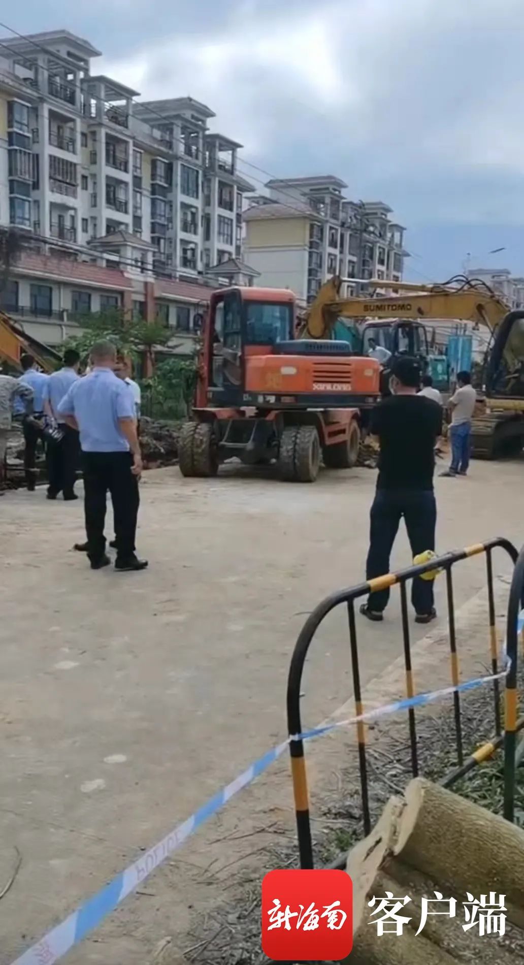 文昌市政府|海南文昌两名工人安装排污管时发生塌方被掩埋，目前已送医抢救