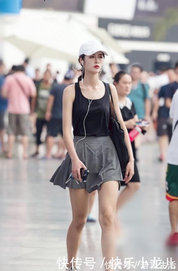 长袖|美女对于颜色的搭配短长常到位,尽显时尚品味的帅气高雅