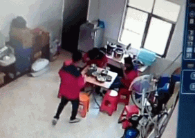 趣图|搞笑GIF趣图:姑娘是失恋了吗?你这样做不值得,好男人多的是!