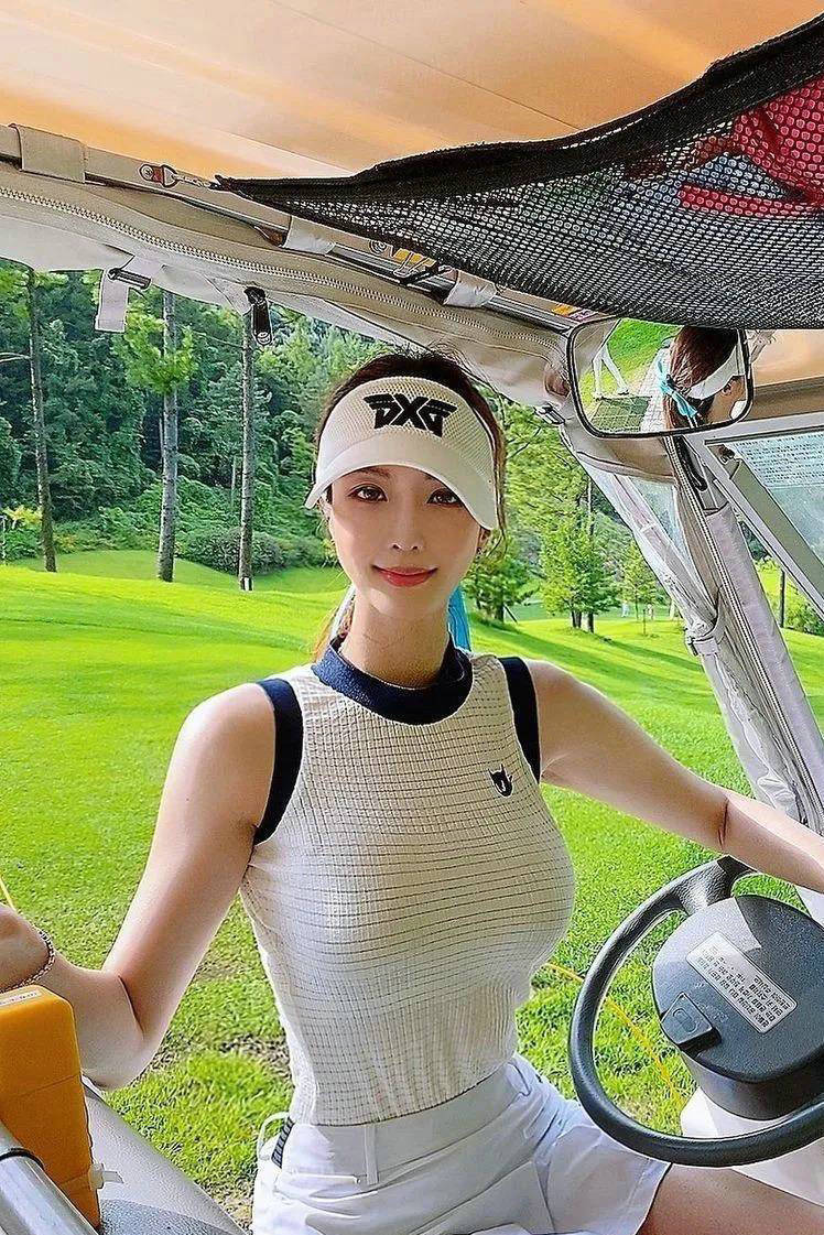 穿搭|美女街拍:运动风格的穿搭是趋势也是潮流,特别是大家非常喜欢,时尚又好看