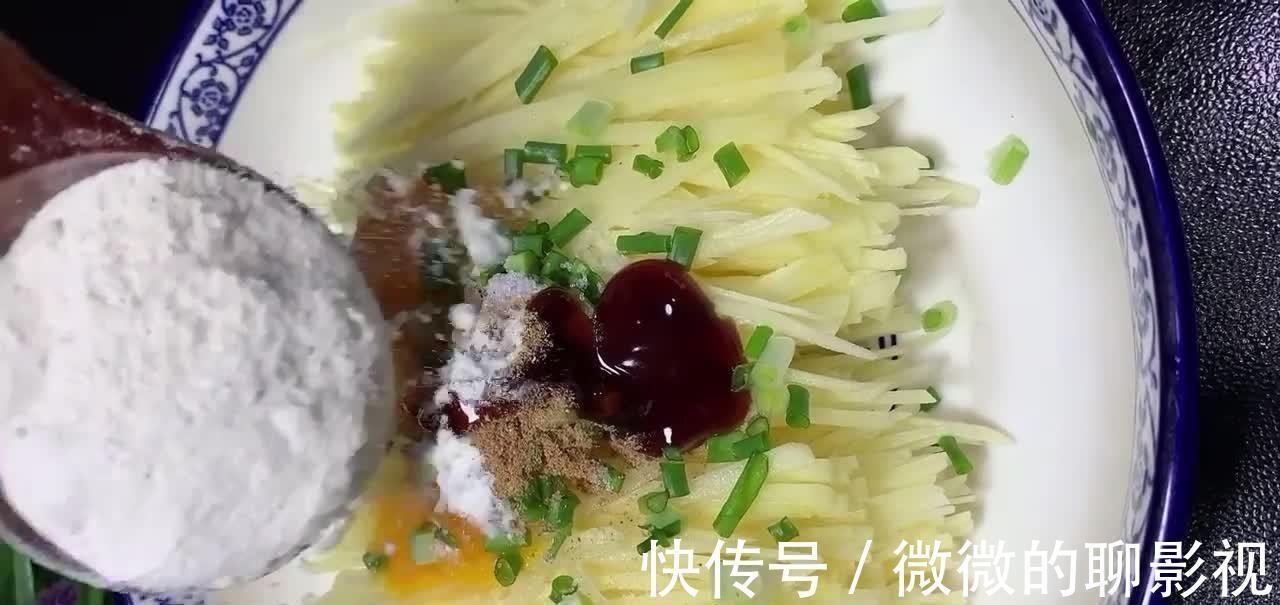 香煎土豆饼的做法，外酥里嫩咸香适口，土豆丝泡不泡水都可以