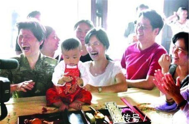 周前|1岁宝宝抓周,奶奶放了这东西,宝宝的举动让全家人笑容都凝固了