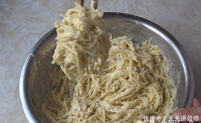 土豆|土豆饼最简单的做法，10分钟做好，金黄酥脆，解决了全家人的早餐