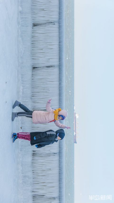 青岛金茂湾附近海边冰挂成景 宛如童话