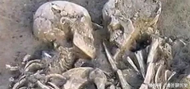 深情|情侣临死前深情拥吻,而这一吻,持续了2800年