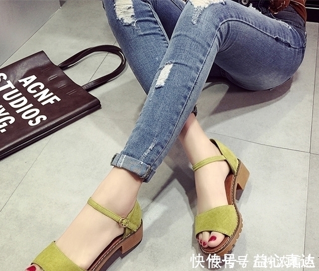 凉鞋 会打扮的女人真厉害,只是换了一双凉鞋,别人都夸这么美