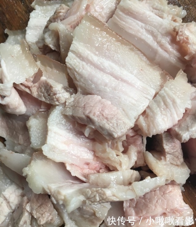 美食|川味家常蒜苗回锅肉,肥而不腻,香十足,网友:这才是美食