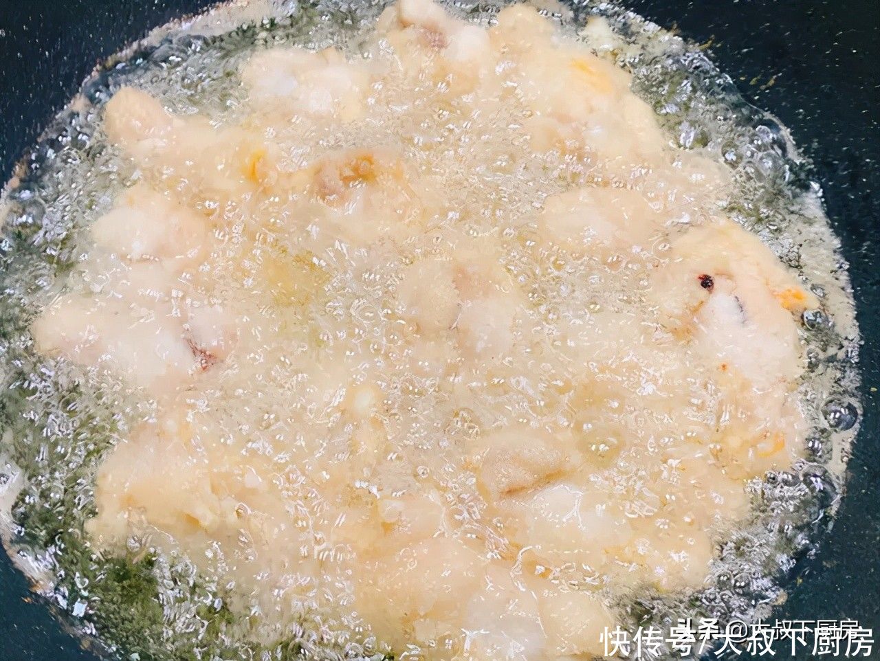 来自星星的你|追剧必备小吃！大叔教你韩式辣酱炸鸡，外皮酥脆，肉质软呢，好吃