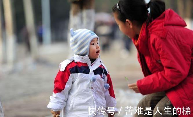 父母|二宝欲上前“捣乱”,被姐姐一个“眼神杀”吓退,乖怂表情亮了