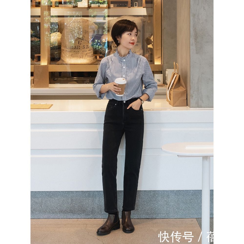 牛仔裤 阔腿裤已经out了,今年流行“牛仔裤”,搭配针织衫、外套真洋气