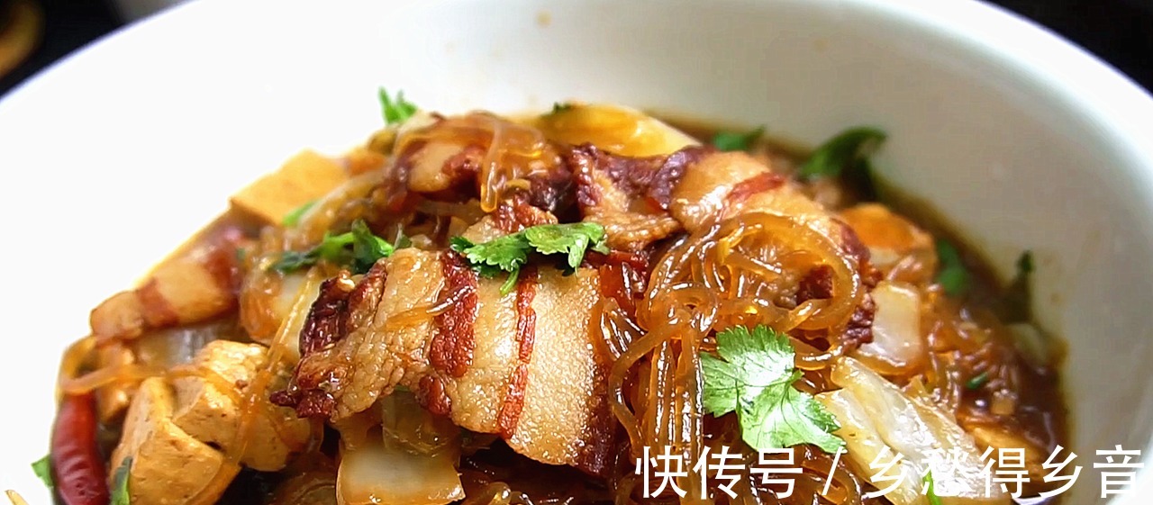 天凉了，用一块猪肉一把粉条炖着吃，暖身暖胃，上桌汤汁都不剩！