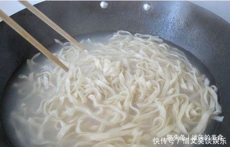 手擀面一煮就断面点师傅来支招，偷偷加点“它”，轻松就解决