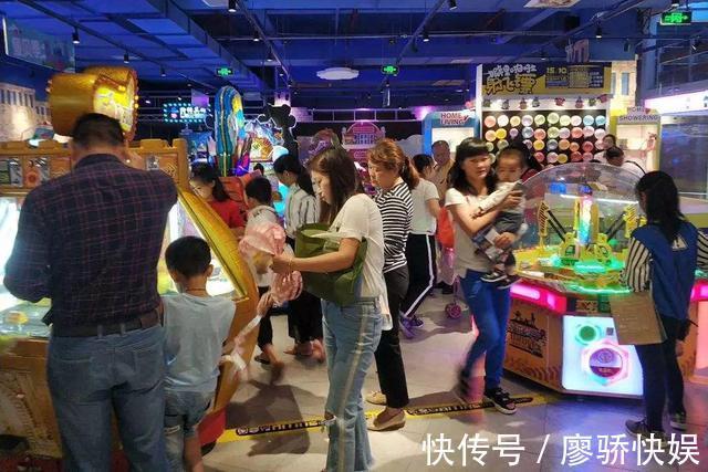 父母|带孩子逛街,孩子总想要东西家长如何回应将影响孩子的未来人生