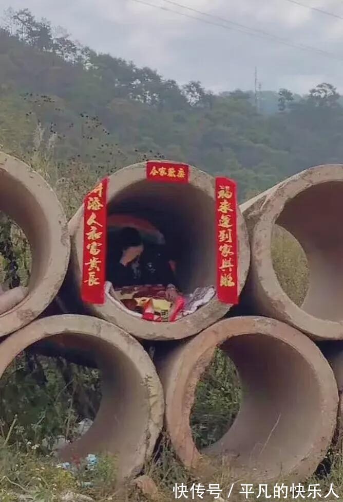 |今日段子:竟然还有人反向烤火?难道不怕烧到屁股吗?