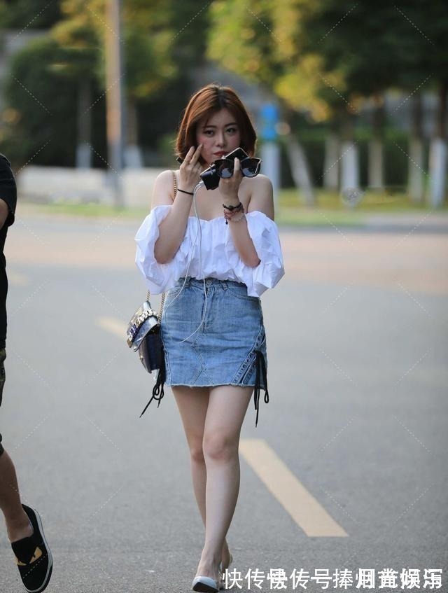 短上衣 一字领公主短上衣搭配浅蓝牛仔裙,时尚简约,青春活泼