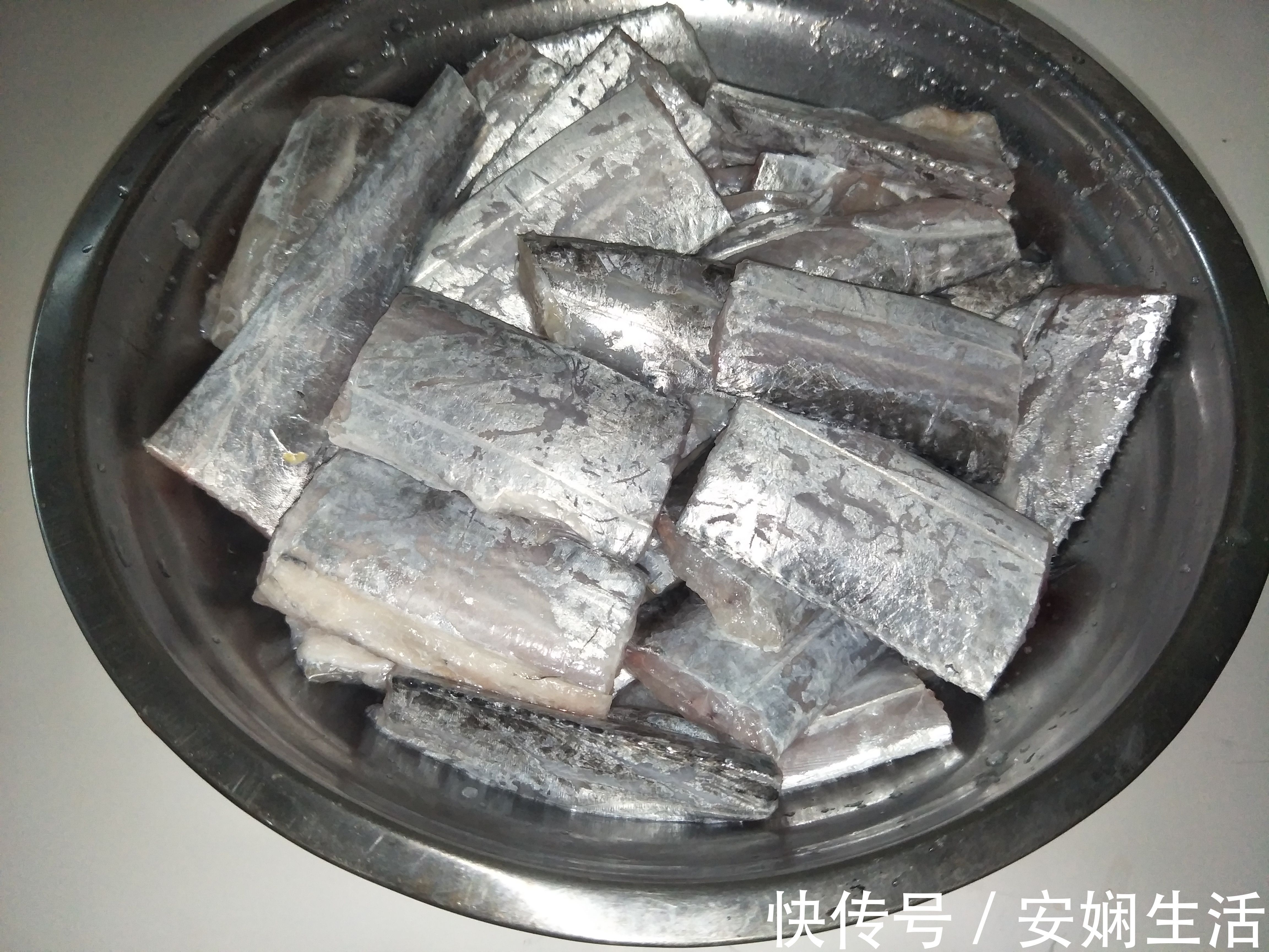 冬天煎带鱼时,别挂面糊了,简单蘸一蘸,出锅酥到掉渣