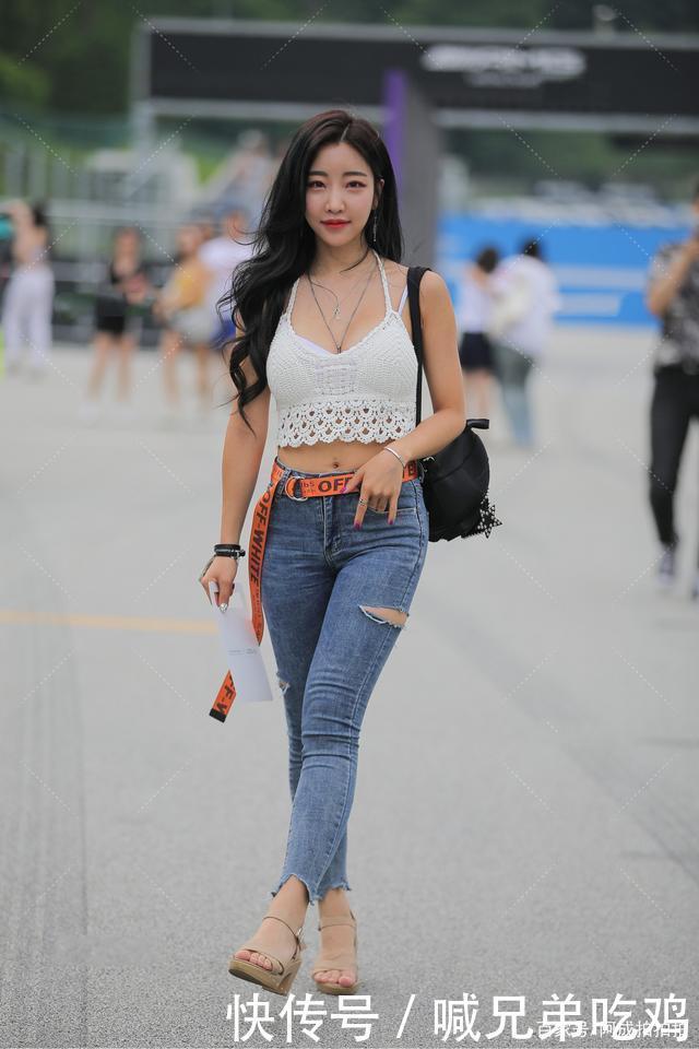 们可以选择|简单的牛仔裤也能穿出别致的时尚感,酷炫有气质