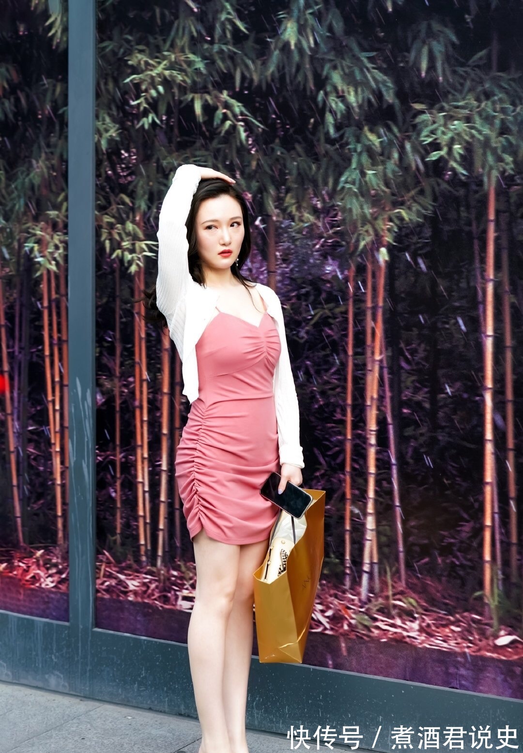 性感 粉色的吊带包臀裙超有韵味,凸显曼妙的身姿,藏不住女人味!