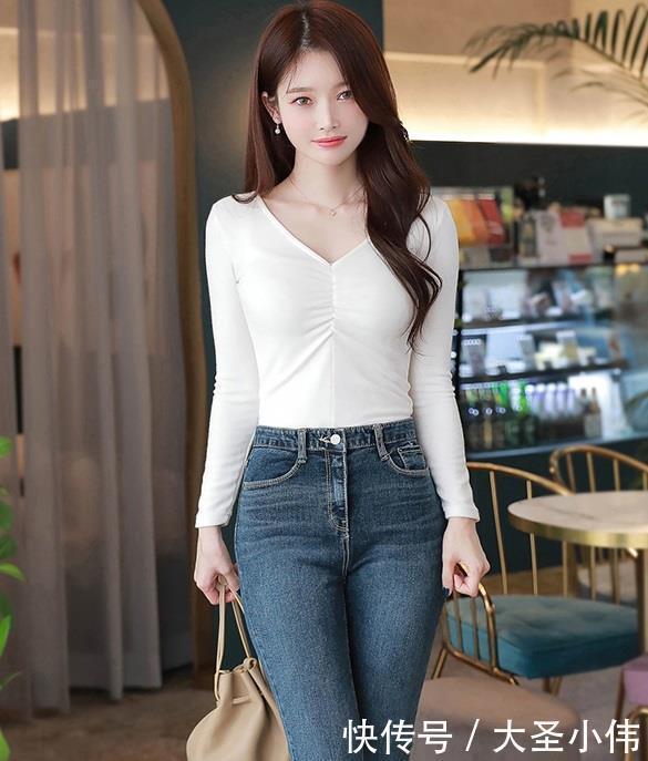 美女街拍美女白色的打底衫搭牛仔裤,摩登前卫,气质十足