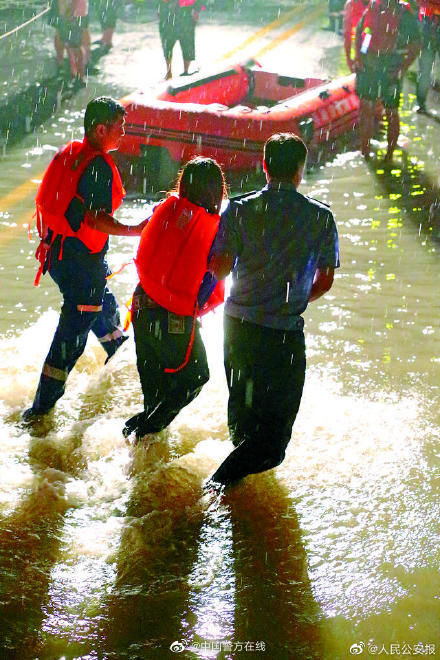 民警|暴雨夜，新乡民警紧急转移群众