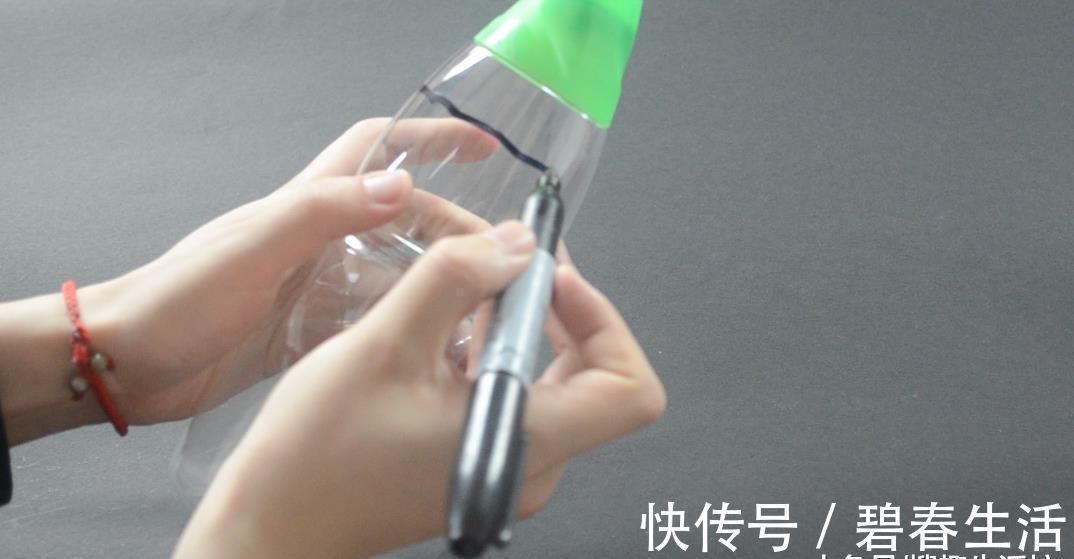 塑料瓶别再丢了, 剪几刀, 放在厨房有大用处, 家家户户都用得到