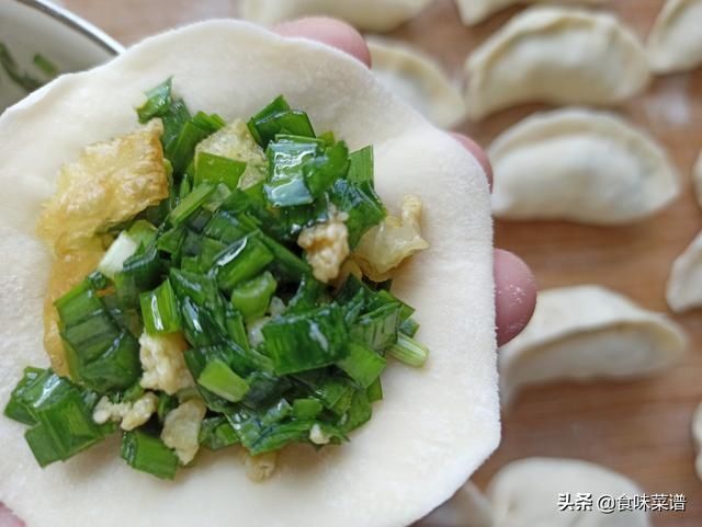 搅拌均匀|韭菜怎么搭配才好吃？分享5种不同的做法，鲜香又美味，老少皆宜