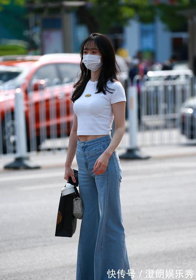 腿线 喇叭裤于膝下呈喇叭状散开,可遮挡粗壮的腿线