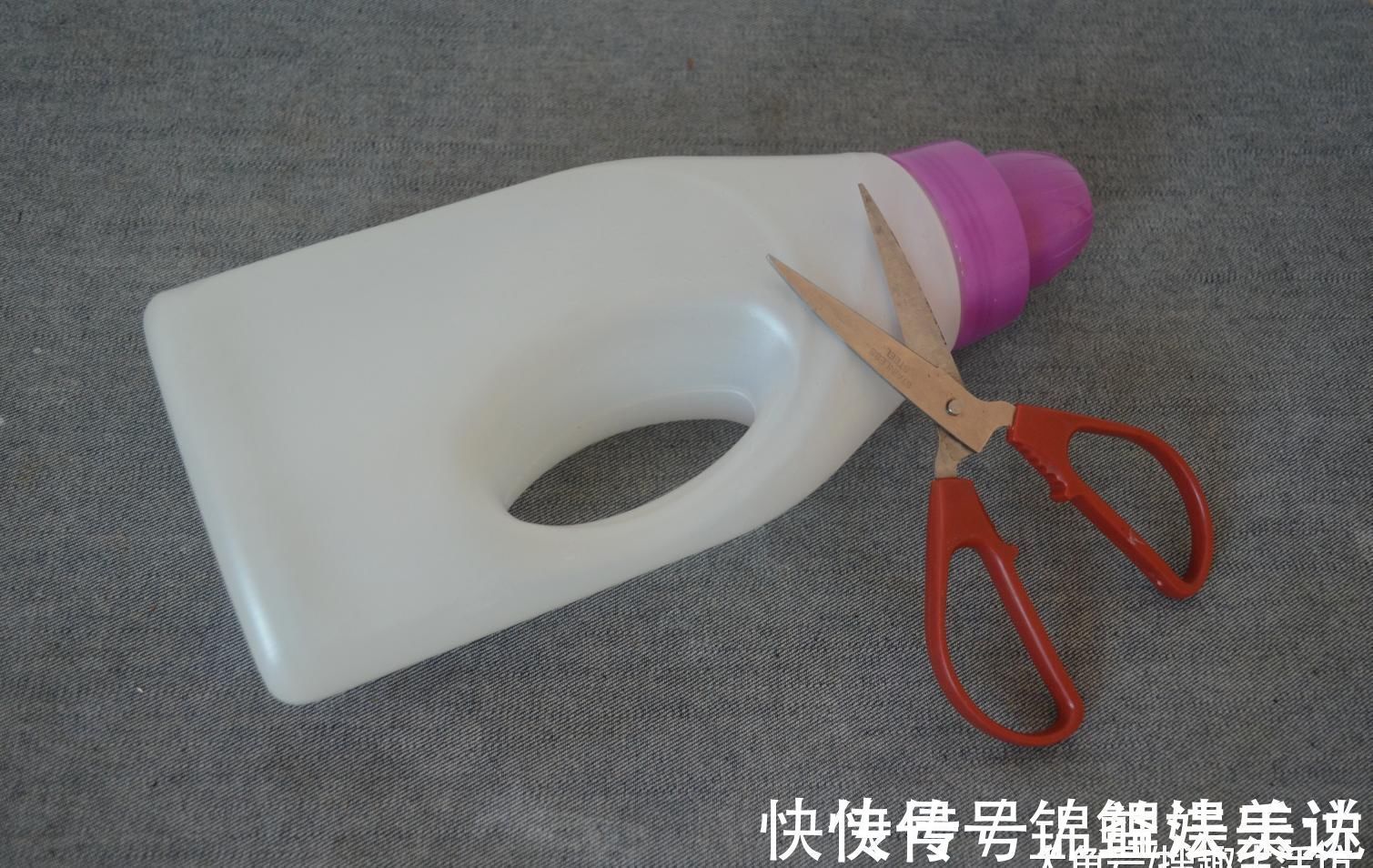 家家户户|洗衣液瓶子别扔了, 简单剪几刀, 放在厨房这样用, 人人见了都夸好