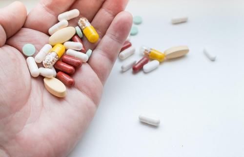 小药箱|洗完脚后，睡前把藿香正气水涂在脚底，或能帮你解决这3大烦恼