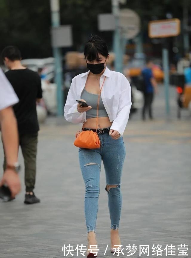 时髦|“打底裤”失宠了,今年“这两款”更吃香,时髦洋气显气质!