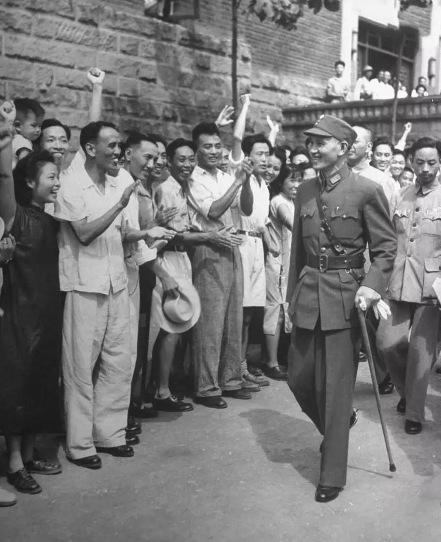 责骂|女婿上门来拜年,岳父当众责骂他没出息,后来女婿当上了军委主席