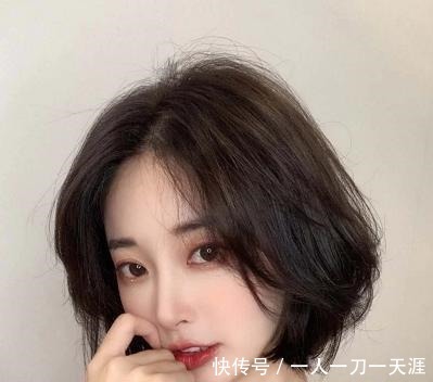 分享几款适合方脸、大脸的发型，显脸小还减龄，很适合新年剪