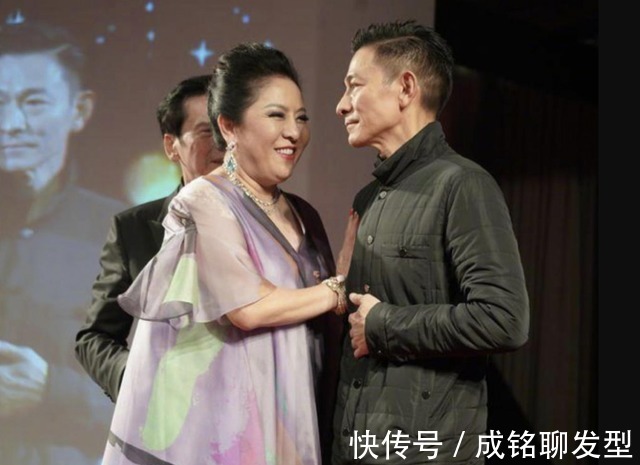 高级感|61岁向太真富态,一袭印花连衣裙透着阔太范,从容自信高级感满满