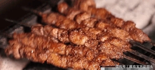 羊肉串|小伙吃羊肉串,不听老板劝告,烤好以后,“后悔”也来不及了