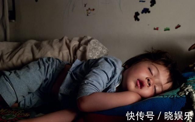 睡眠质量|一家四口睡姿火了,爸妈花式秀恩爱,孩子只能“报团取暖”