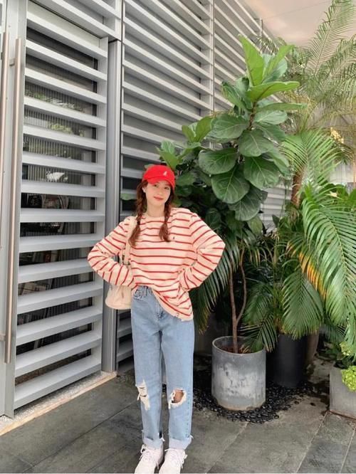 女人|女人穿衣要有品味，条纹衫、复古衬衫、针织衫，怎么搭配都好看