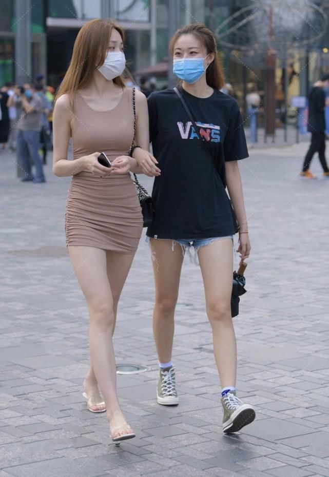 脚型|卡其色裹身裙修饰高雅气质，配搭配高跟鞋彰显精致脚型简约又时尚